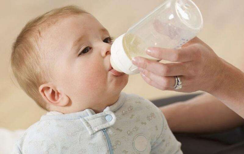 Dưới 6 tháng trẻ không cần uống nước
