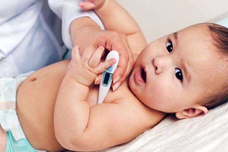 Chích ngừa cho bé và thường xuyên cặp nhiệt độ nếu nghi ngờ bé sốt