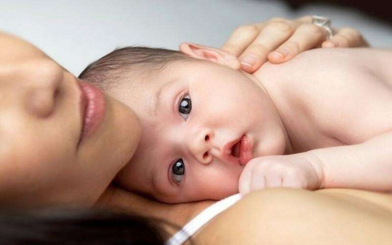 Da áp da sẽ giúp bé truyền nhiệt qua cơ thể mẹ