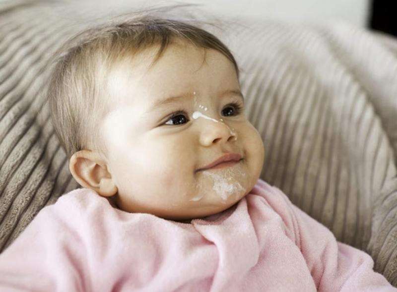 Sặc sữa là trường hợp thường xuyên xảy ra với trẻ sơ sinh