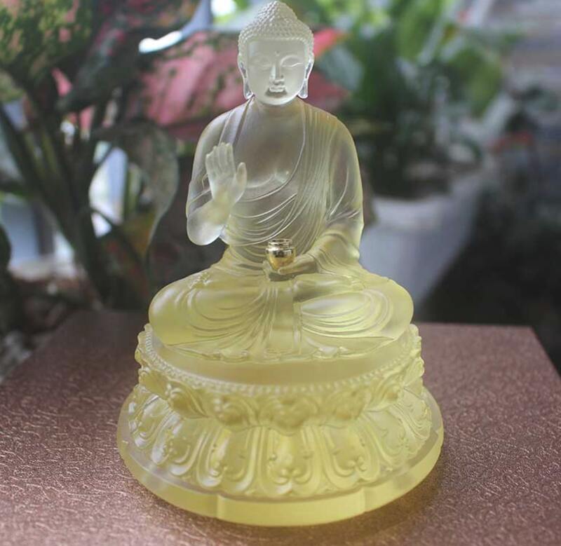 Tượng Phật Thích Ca Mau Ni cầm bát khất thực, tay thủ ấn giáo hoá