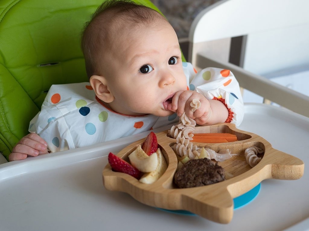 Thời gian đầu hãy cho bé ăn rau củ luộc hoặc hấp