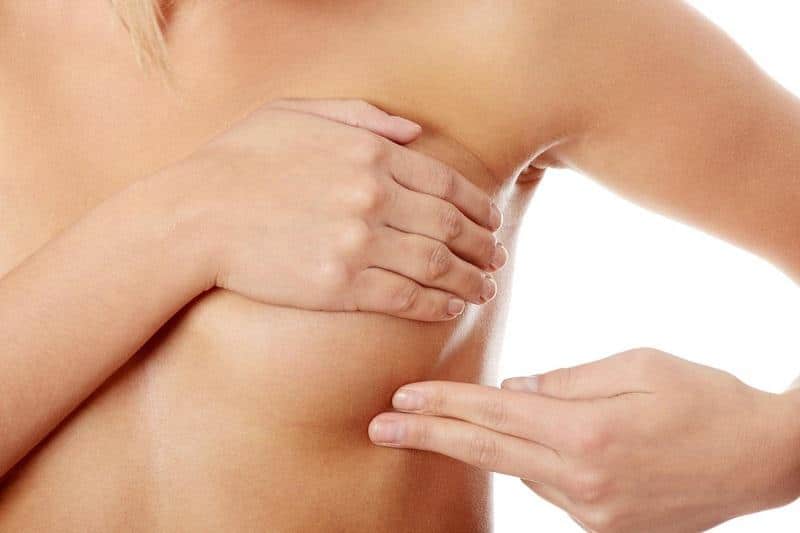 Massage ngực và chườm ấm giúp thông đường sữa, giải quyết tình trạng tắc sữa