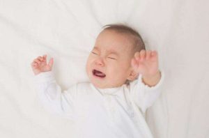 Bố mẹ cần bình tĩnh khi bé bị té ngã