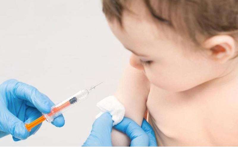 Cần chăm sóc trẻ đúng cách sau khi tiêm chủng