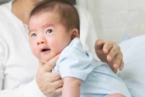 Những điều cần biết về phương pháp vỗ lưng ợ hơi cho trẻ