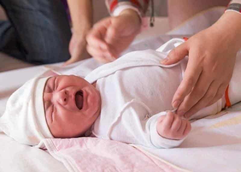 cach-vo-lung-o-hoi-cho-tre-02 Cách nhận biết bé bị đầy hơi