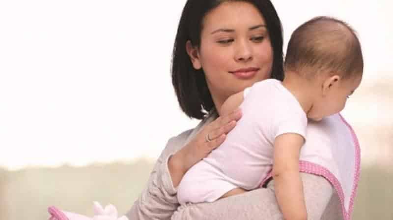 cach-vo-lung-o-hoi-cho-tre-04 Những điều cần lưu ý khi vỗ lưng ợ hơi cho trẻ