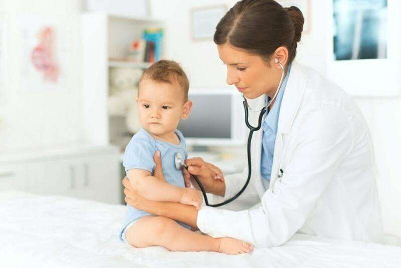 Đưa bé đến bệnh viện gần nhất để điều trị