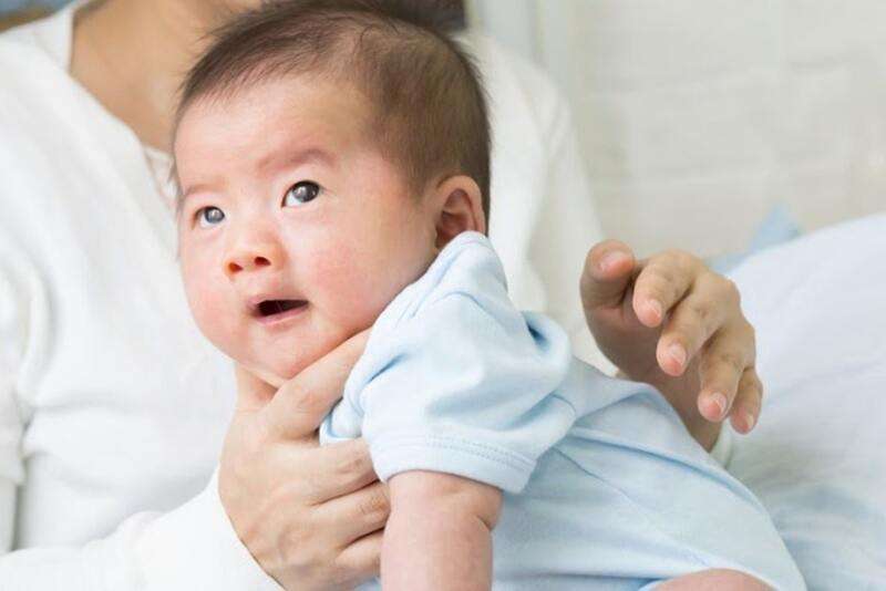 Hút mũi và vỗ long đờm giúp bé mau khỏi bệnh về hô hấp