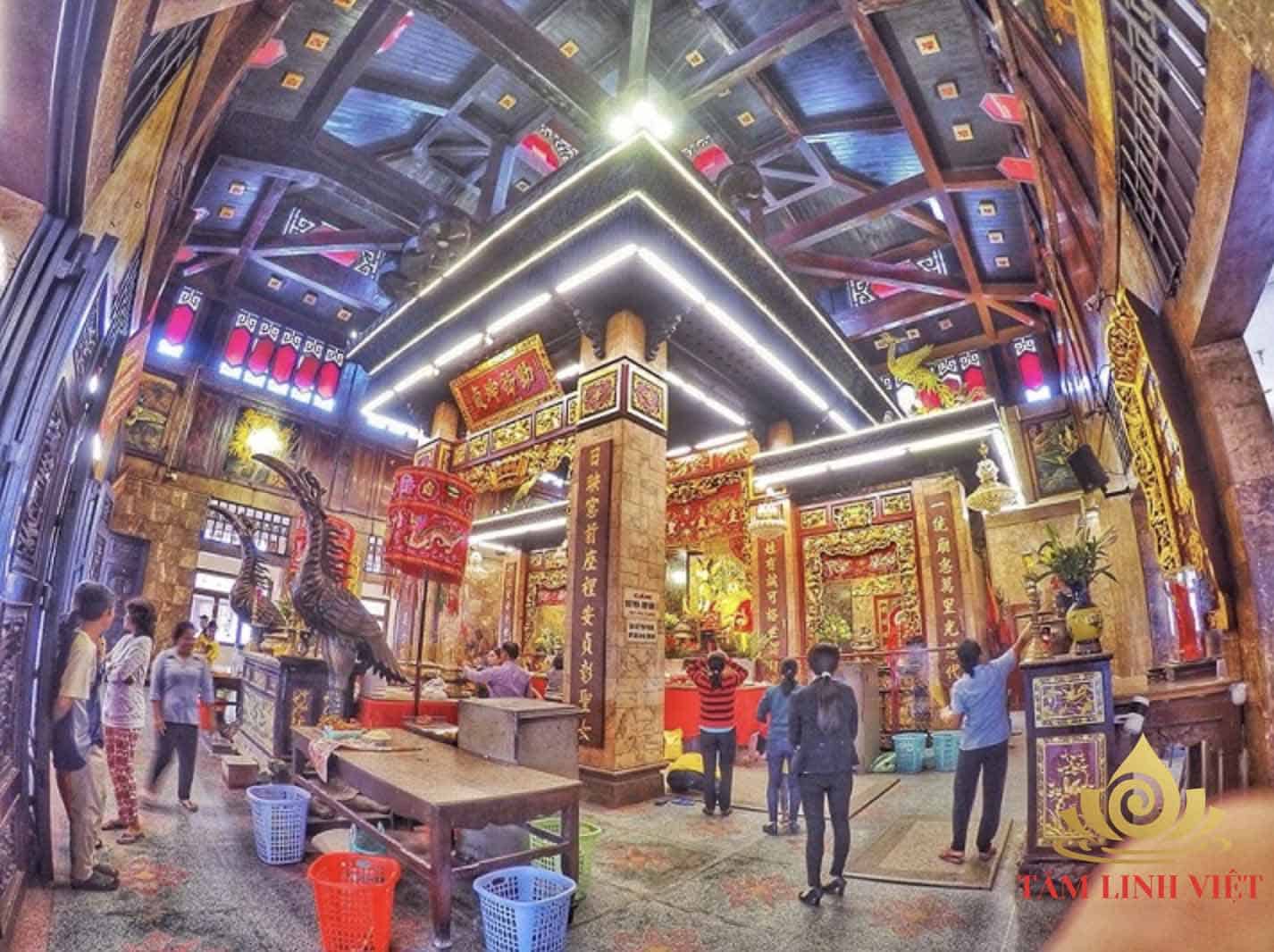 Bên trong miếu Bà Chúa Xứ Núi Sam