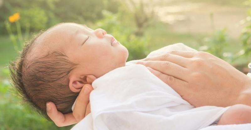 Cân nhắc vào thời tiết và mùa trong năm để tắm cho bé