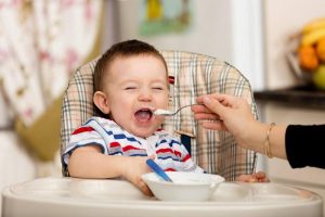 Những điều mẹ cần biết về việc cho bé ăn dặm
