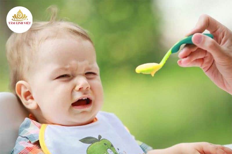 Bé mọc răng biếng ăn