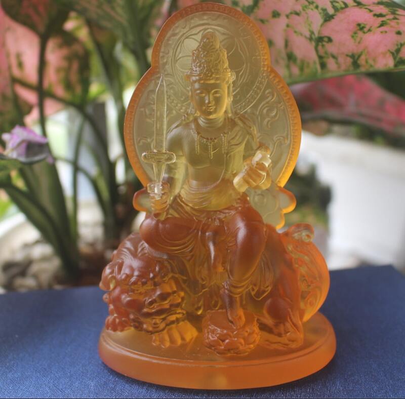 Tượng Văn Thù Bồ tát để xe ô tô hợp người tuổi Mão
